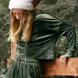 Aerie Offline Velour Cropped Hoodie green sz XS